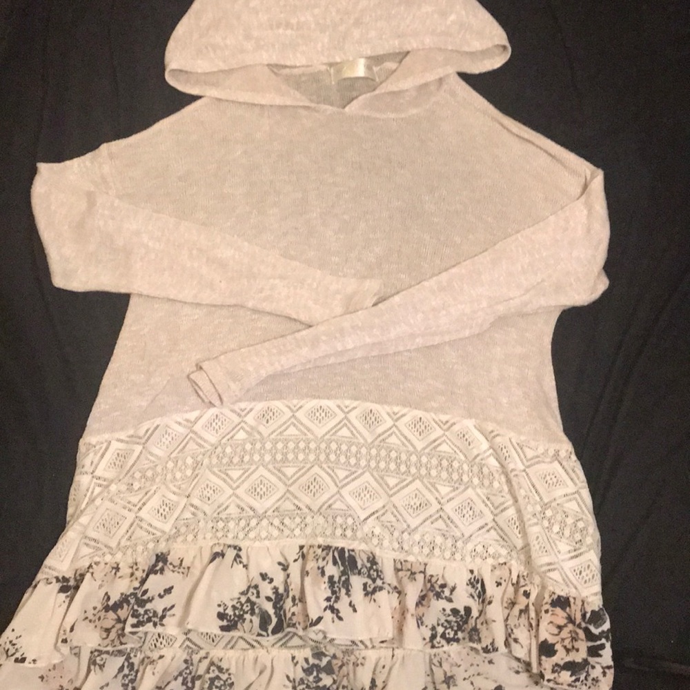 Women’s lightweight sweater with hood and lace